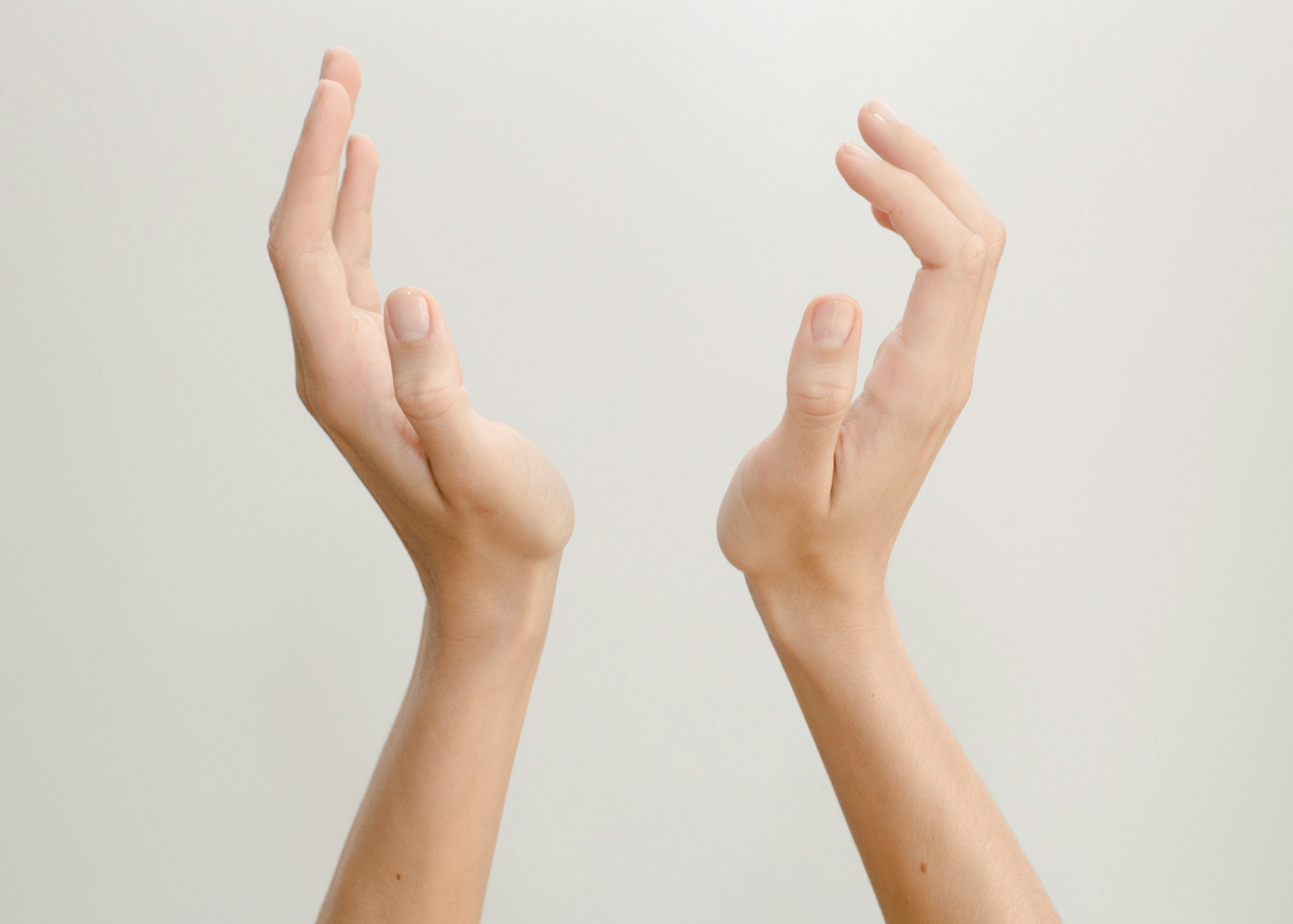 Mains abîmées par l'été : un peeling suffit-il à restaurer l'éclat et le galbe ?